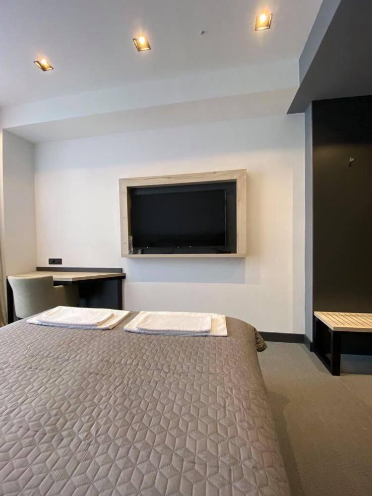 Super Seven Inn Belgrade Chambre photo