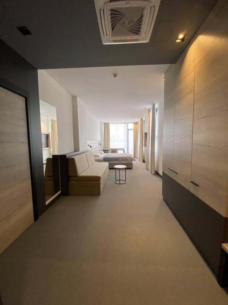 Super Seven Inn Belgrade Chambre photo