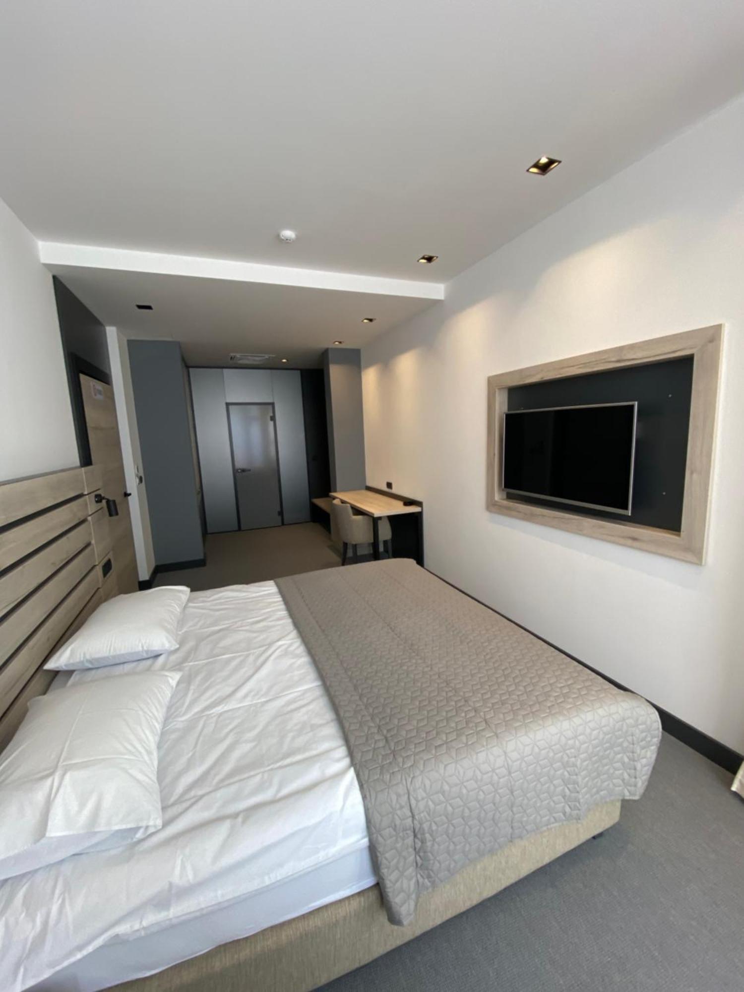 Super Seven Inn Belgrade Chambre photo