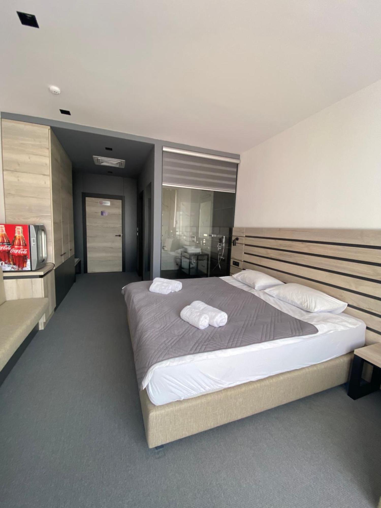 Super Seven Inn Belgrade Chambre photo