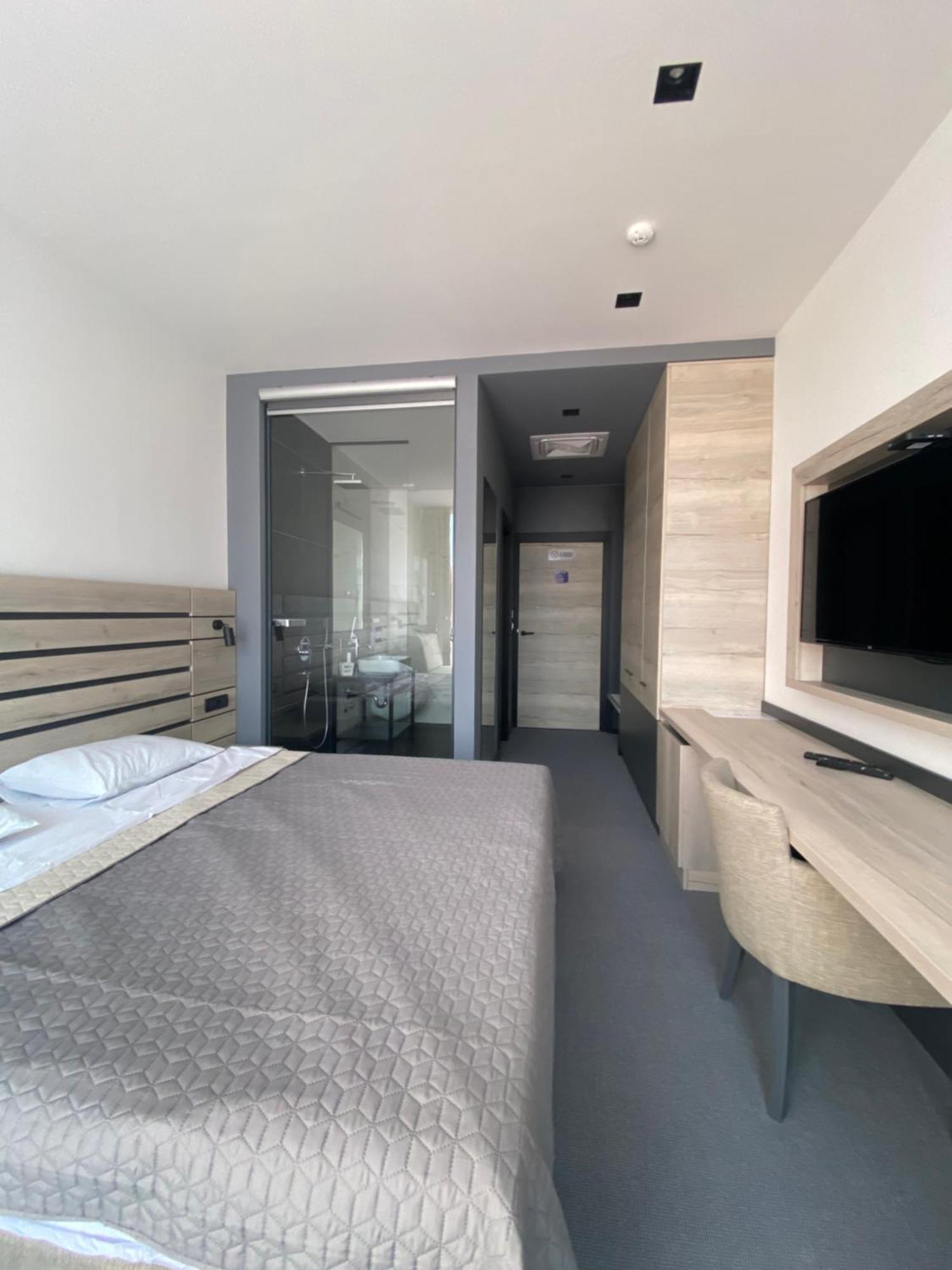 Super Seven Inn Belgrade Chambre photo