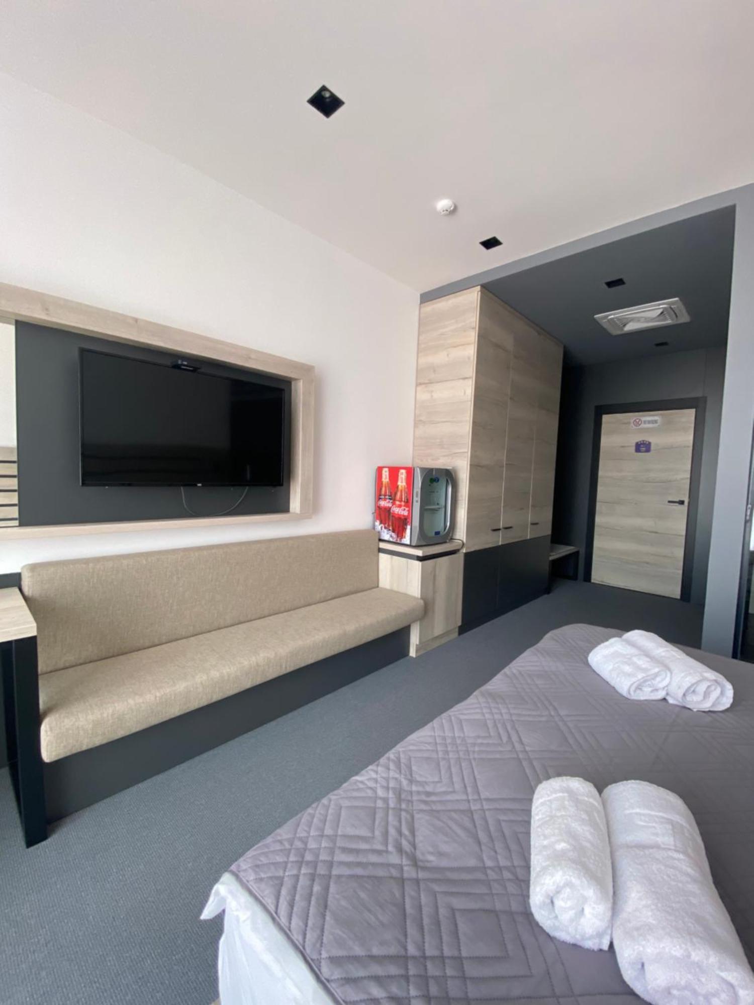 Super Seven Inn Belgrade Chambre photo