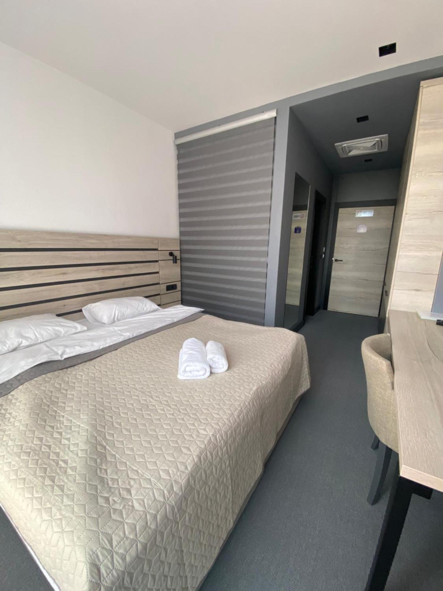 Super Seven Inn Belgrade Chambre photo